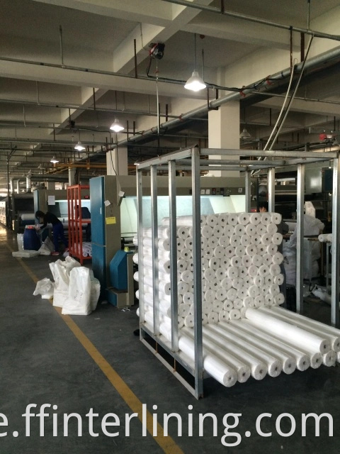 Herstellung direkt 50 % Nylon 50 % Polyester Günstigstes papierschmelzbares Vlies Schrumpffeste Einlage
